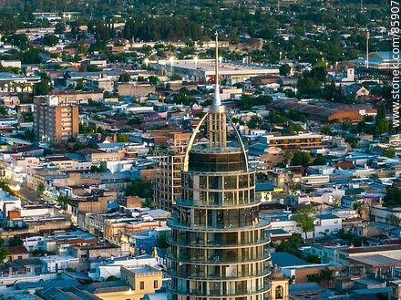 Vista aérea de la ciudad de Paysandú al atardecer. Cúpula dd. la Torre de la Defensa - Departamento de Paysandú - URUGUAY. Foto No. 85907