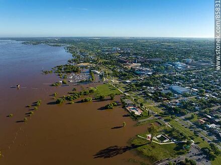 Vista aérea de la costa inundada de la ciudad de Paysandú - Department of Paysandú - URUGUAY. Photo #85831