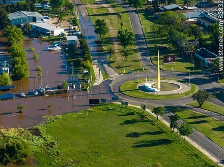 Vista aérea de la costa inundada de la ciudad de Paysandú. Obelisco - Departamento de Paysandú - URUGUAY. Foto No. 85832