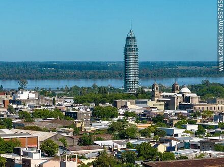 Vista aérea de la Torre de la Defensa y la Basílica Nuestra Señora del Rosario con el fondo del río Uruguay - Departamento de Paysandú - URUGUAY. Foto No. 85765