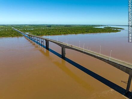 Aerial view of the General Artigas Bridge between Paysandú and Colón (Arg.) over the Uruguay River - Department of Paysandú - URUGUAY. Photo #85806