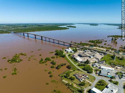 Vista aérea del puente Gral. Artigas entre Paysandú y Colón (Arg.) sobre el río Uruguay. Aduana y Comisión Administradora del Río Uruguay - Departamento de Paysandú - URUGUAY. Foto No. 85818