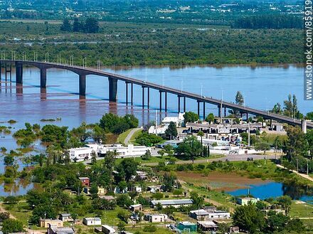 Vista aérea de la cabecera uruguaya del puente Gral. Artigas. Aduana y Comisión Administradora del río Uruguay - Departamento de Paysandú - URUGUAY. Foto No. 85919