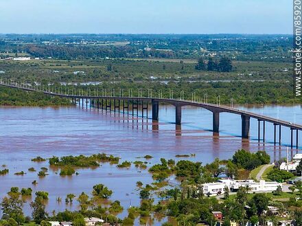 Vista aérea del puente Gral. Artigas sobre el río Uruguay - Departamento de Paysandú - URUGUAY. Foto No. 85920
