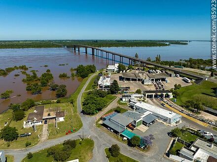 Vista aérea de la cabecera uruguaya del puente Gral. Artigas. Aduana y Comisión Administradora del río Uruguay - Departamento de Paysandú - URUGUAY. Foto No. 85923