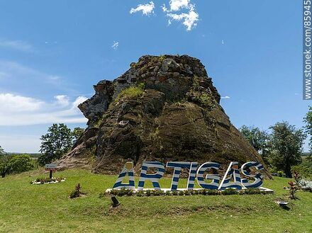 Vista aérea de la Piedra Pintada. Letrero de Artigas al pie de la piedra - Departamento de Artigas - URUGUAY. Foto No. 85945