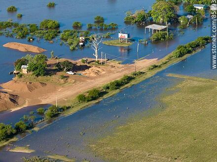 Vista aérea de viviendas y campos inundados en Rincón de Franquía - Departamento de Artigas - URUGUAY. Foto No. 85993