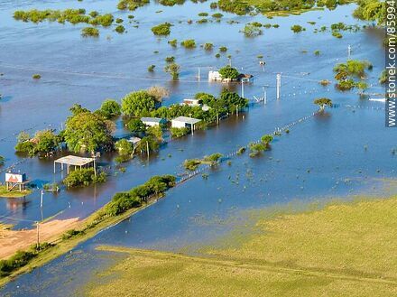 Vista aérea de viviendas y campos inundados en Rincón de Franquía - Departamento de Artigas - URUGUAY. Foto No. 85994