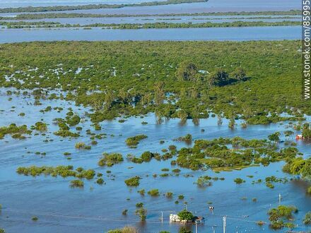 Vista aérea de campos inundados por la creciente del río Cuareim - Departamento de Artigas - URUGUAY. Foto No. 85995