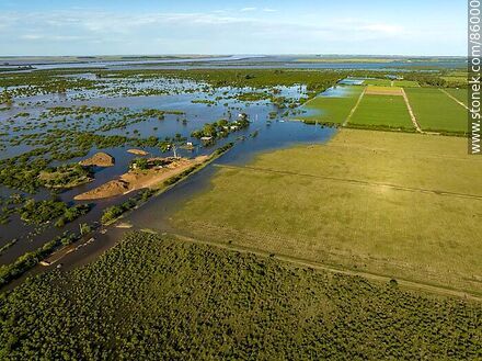 Aerial view of streets and plantations flooded by the rising Cuareim River. - Artigas - URUGUAY. Photo #86000