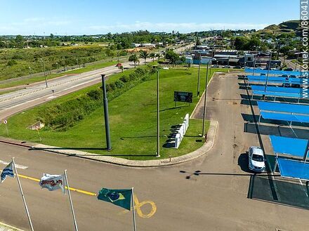 Vista aérea del estacionamiento de Macromercado - Departamento de Rivera - URUGUAY. Foto No. 86041
