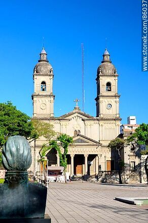 Parroquia Nuestra Señora del Carmen frente a la plaza 33 Orientales - Departamento de Salto - URUGUAY. Foto No. 86037