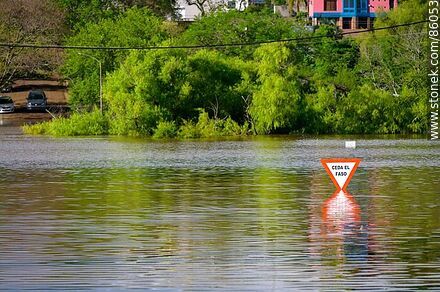 El río Uruguay invadiendo la ciudad. El poste del cartel está sumergido - Departamento de Salto - URUGUAY. Foto No. 86053