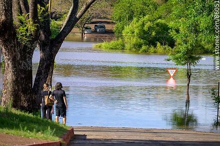 El río Uruguay invadiendo la ciudad. El poste del cartel está sumergido - Departamento de Salto - URUGUAY. Foto No. 86051