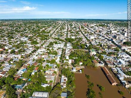 Vista aérea de la ciudad de Salto - Departamento de Salto - URUGUAY. Foto No. 86030