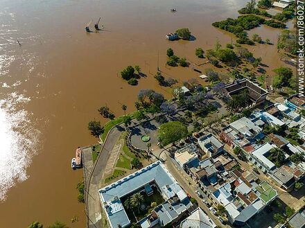 Vista aérea de la Intendencia de Salto, plazoleta Roosevelt - Departamento de Salto - URUGUAY. Foto No. 86027