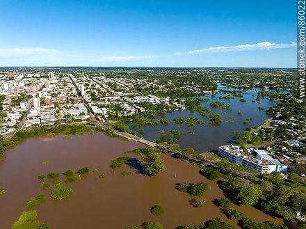 Vista aérea de las aguas del río Uruguay y el arroyo Ceibal crecidos sobre las partes bajas de Salto - Departamento de Salto - URUGUAY. Foto No. 86022