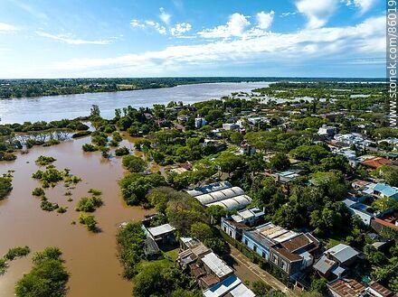 Vista aérea de las aguas del río Uruguay crecido sobre las partes bajas de Salto - Departamento de Salto - URUGUAY. Foto No. 86019