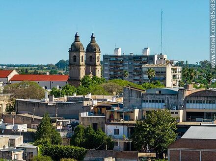 Vista aérea de las torres y cúpulas de la parroquia Nuestra Señora del Carmen - Departamento de Salto - URUGUAY. Foto No. 85983