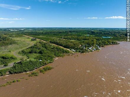Vista aérea de la costa oriental del río Uruguay aguas abajo de la represa de Salto Grande - Departamento de Salto - URUGUAY. Foto No. 86106