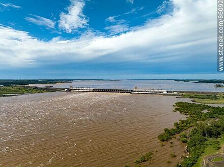 Vista aérea de la represa de Salto Grande con el río Uruguay crecido - Departamento de Salto - URUGUAY. Foto No. 86092