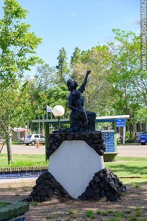 Monumento a la madre - Departamento de Artigas - URUGUAY. Foto No. 86082