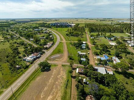 Vista aérea del ramal 30 de la ruta 3 y restos de las vías ferroviarias - Departamento de Artigas - URUGUAY. Foto No. 86076