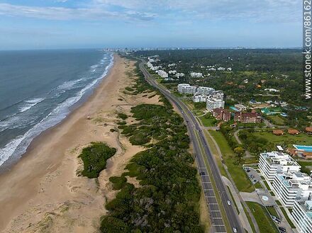 Vista aérea de la rambla Lorenzo Batlle Pacheco - Punta del Este y balnearios cercanos - URUGUAY. Foto No. 86162