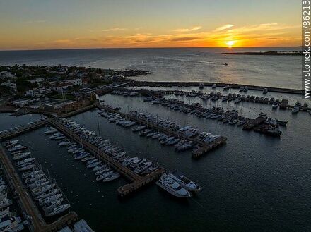 Vista aérea del puerto al atardecer - Punta del Este y balnearios cercanos - URUGUAY. Foto No. 86213