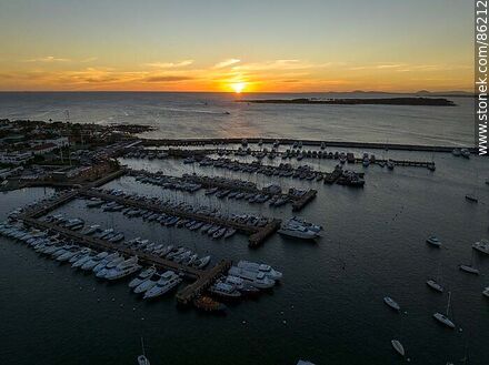 Vista aérea del puerto al atardecer - Punta del Este y balnearios cercanos - URUGUAY. Foto No. 86212