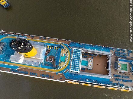 Vista aérea de la cubierta del crucero Costa Favolosa - Departamento de Montevideo - URUGUAY. Foto No. 86190