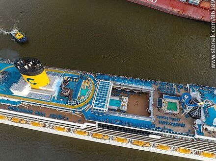 Vista aérea de la cubierta del crucero Costa Favolosa - Departamento de Montevideo - URUGUAY. Foto No. 86189
