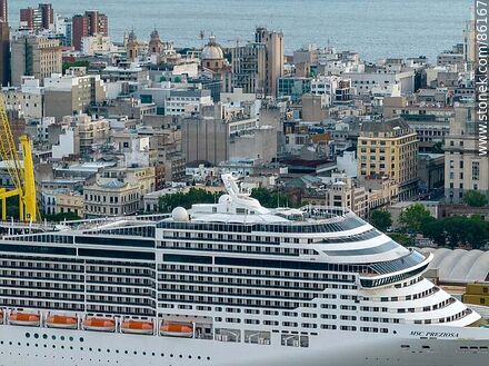 Vista aérea de la Ciudad Vieja y el crucero MSC Preziosa - Departamento de Montevideo - URUGUAY. Foto No. 86167