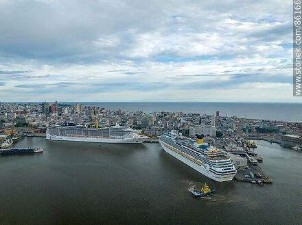 Vista aérea del puerto de Montevideo con los cruceros MSC Preziosa y Costa Favolosa - Departamento de Montevideo - URUGUAY. Foto No. 86166