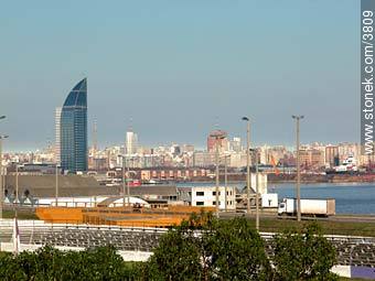 Vista de Montevideo desde el Parque Capurro. Al fondo la Torre de las Comunicaciones. - Departamento de Montevideo - URUGUAY. Foto No. 3809