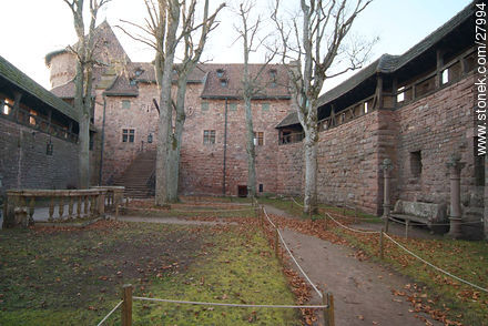 Castillo Haut-Koenigsbourg.  Plaza jardín en lo alto del castillo - Región de Alsacia - FRANCIA. Foto No. 27994