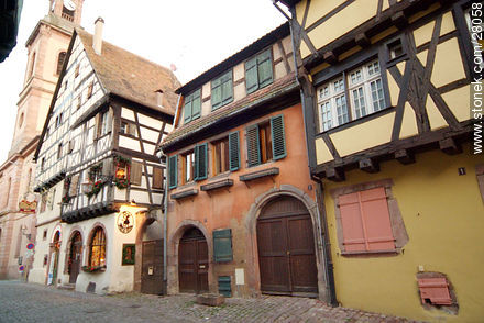 Casas y comercios de Riquewihr con adornos navideños - Región de Alsacia - FRANCIA. Foto No. 28058