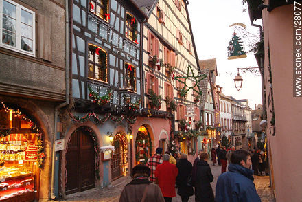 Casas y comercios de Riquewihr con adornos navideños - Región de Alsacia - FRANCIA. Foto No. 28077