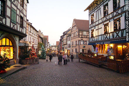 Casas y comercios de Riquewihr con adornos navideños - Región de Alsacia - FRANCIA. Foto No. 28080