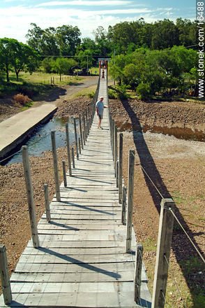 Valle Edén. Puente colgante sobre el arroyo Jabonería - Departamento de Tacuarembó - URUGUAY. Foto No. 16488