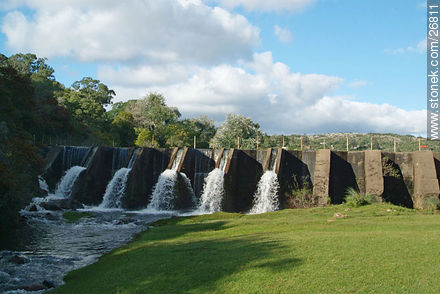 Presa de agua - Departamento de Lavalleja - URUGUAY. Foto No. 26811