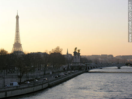 Puente Alexandre III.  Tour Eiffel. - París - FRANCIA. Foto No. 24511