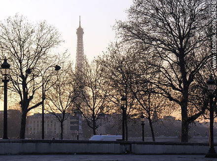Tour Eiffel desde la otra orilla del Sena. - París - FRANCIA. Foto No. 24508