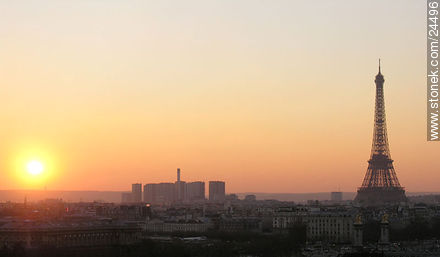 Atardecer con puesta de sol desde el carroussel de la Place de la Concorde. Tour Eiffel. - París - FRANCIA. Foto No. 24496