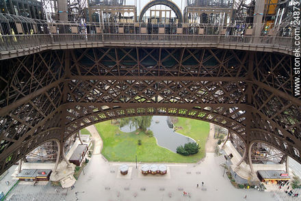 Ascendiendo al primer nivel de la Tour Eiffel - París - FRANCIA. Foto No. 24873