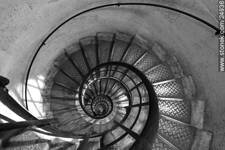 Escalera caracol para subir a la azotea del Arc du Triomphe - París - FRANCIA. Foto No. 24936