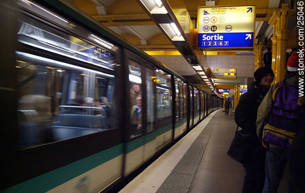Tren a Eurodisney en Marne la Vallée (en RER) - París - FRANCIA. Foto No. 25046