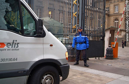 Policía en el acceso al Palacio de Justicia y la Sainte Chapelle - París - FRANCIA. Foto No. 25259