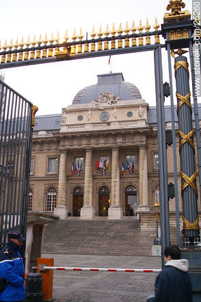 Policía en el acceso al Palacio de Justicia y la Sainte Chapelle - París - FRANCIA. Foto No. 25260