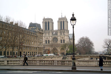 Notre Dame y Petit Pont desde el Pont St. Michel rumbo a la ribera izquierda. - París - FRANCIA. Foto No. 25289
